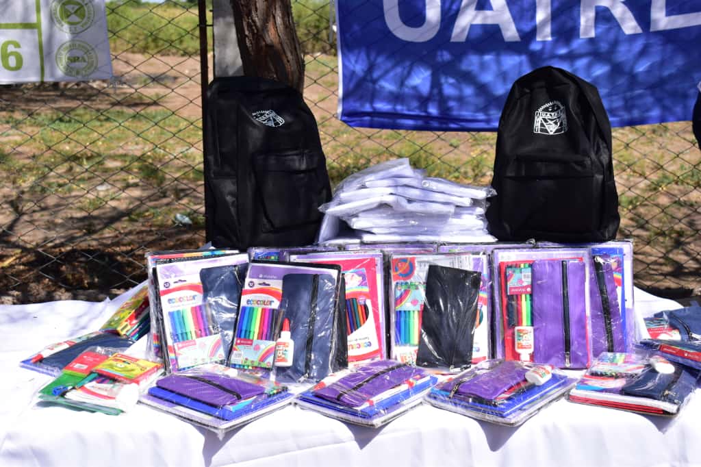Paraje Lomitas: Computadoras, kits escolares, guardapolvos y una plaza de juegos para  la escuela Nº 103