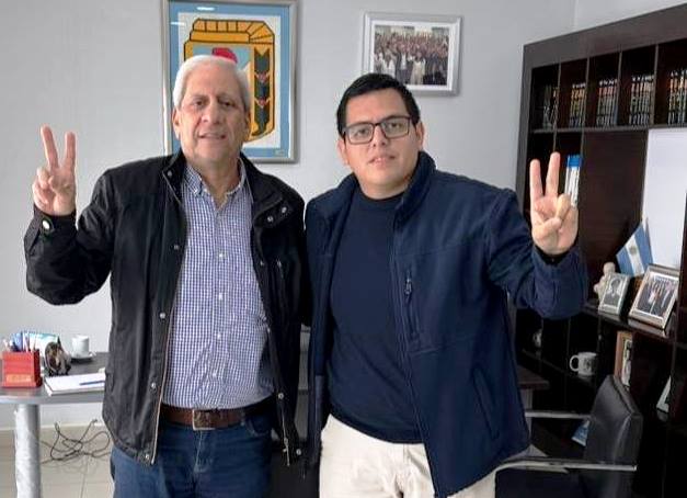 FERNANDEZ: PRECANDIDATUTRA A INTENDENTE CARLOS SILVA FERNANDEZ: PRECANDIDATUTRA A INTENDENTE CARLOS SILVA