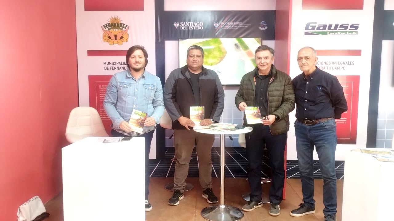 Fernández promocionó su Parque Industrial y potencial productivo en una importante muestra agropecuaria nacional Fernández promocionó su Parque Industrial y potencial productivo en una importante muestra agropecuaria nacional