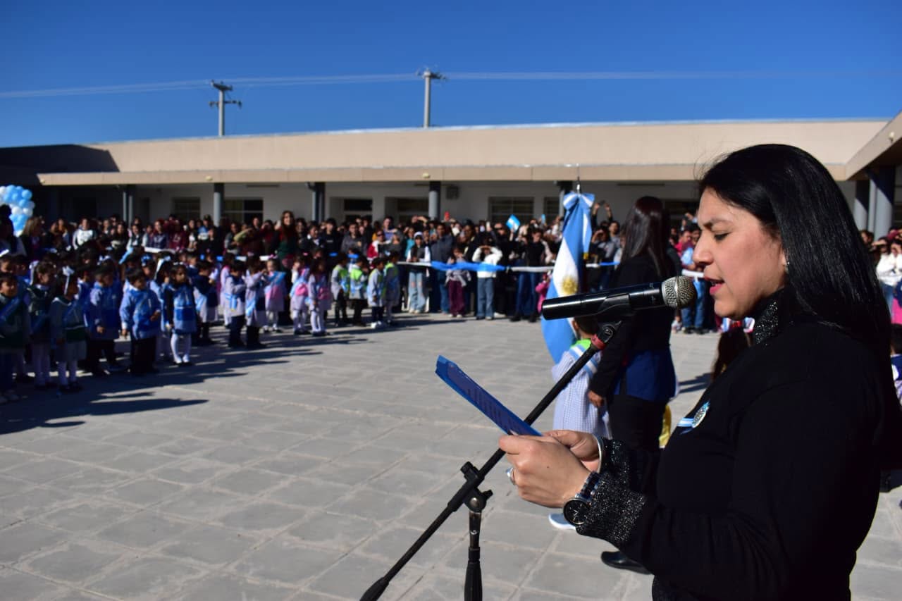Más de 200 niños prometieron cariño a la Bandera en un emotivo acto realizado en Fernández. Más de 200 niños prometieron cariño a la Bandera en un emotivo acto realizado en Fernández.