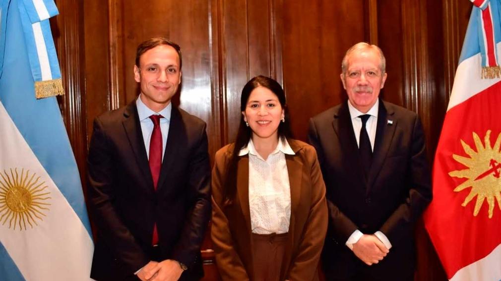 Yanina Iturre, mantuvo una reunión de trabajo con el gobernador Elías Miguel Suárez Yanina Iturre, mantuvo una reunión de trabajo con el gobernador Elías Miguel Suárez