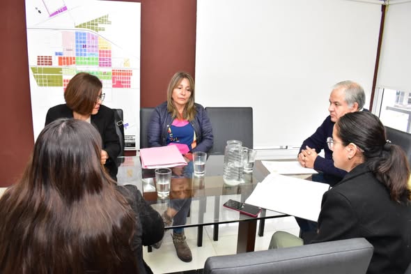 FERNANDEZ: La intendente recibió hoy a la nueva vicedirectora de los jardines municipales. FERNANDEZ: La intendente recibió hoy a la nueva vicedirectora de los jardines municipales.