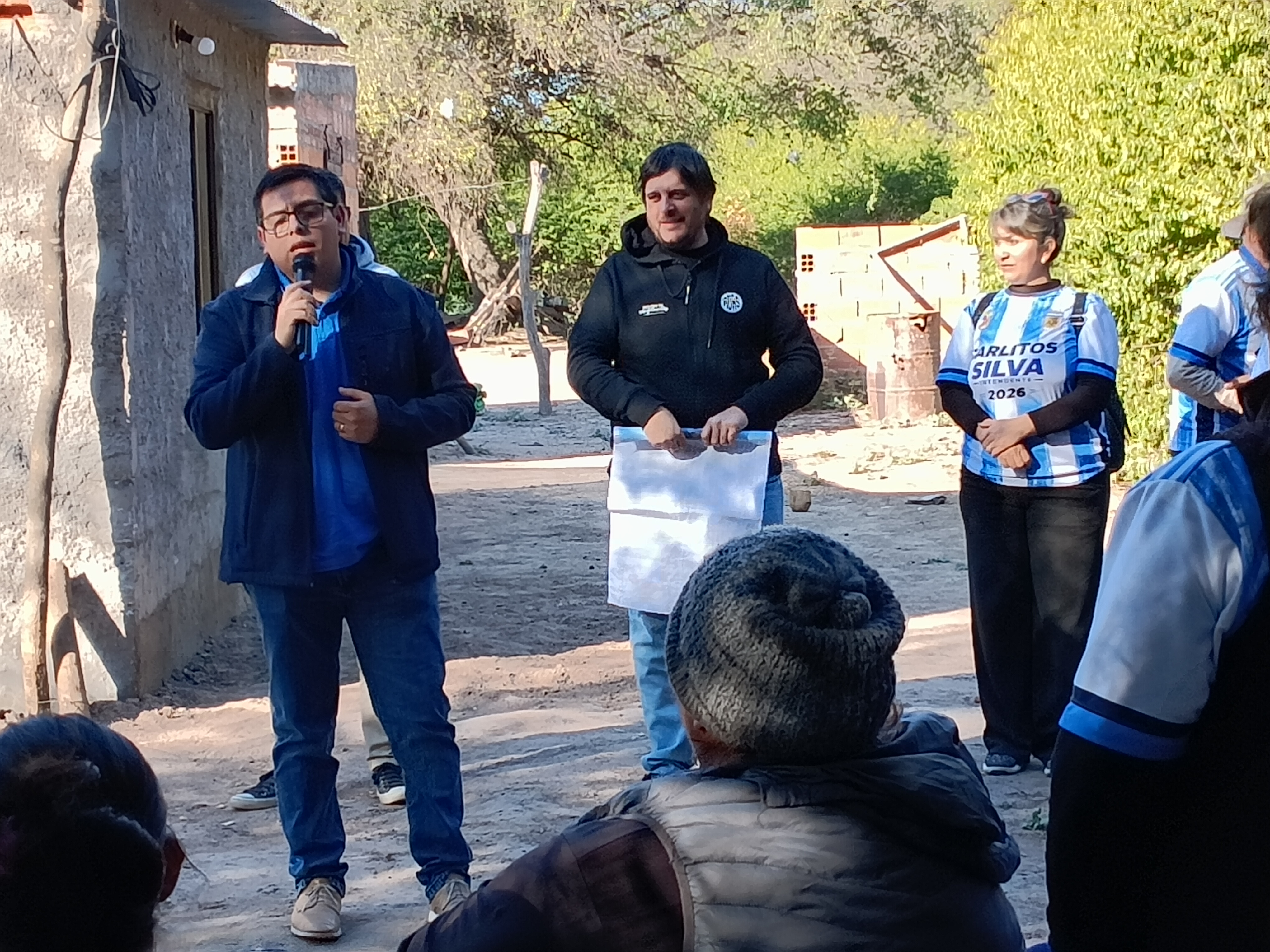 Carlitos Silva mantuvo un encuentro con vecinos de La Cuchilla y escuchó sus principales inquietudes Carlitos Silva mantuvo un encuentro con vecinos de La Cuchilla y escuchó sus principales inquietudes
