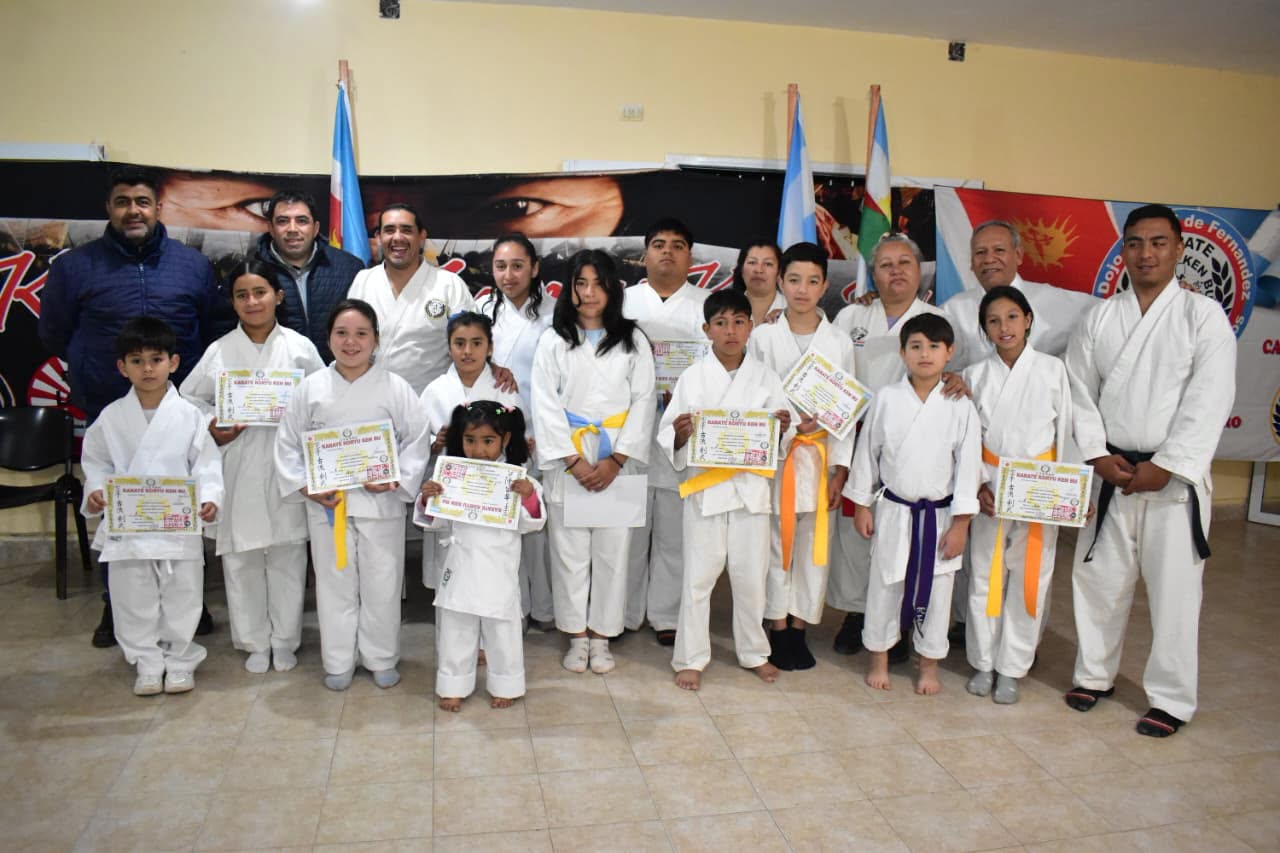 Karate de Fernández: Alumnos recibieron cinturones y certificados Karate de Fernández: Alumnos recibieron cinturones y certificados