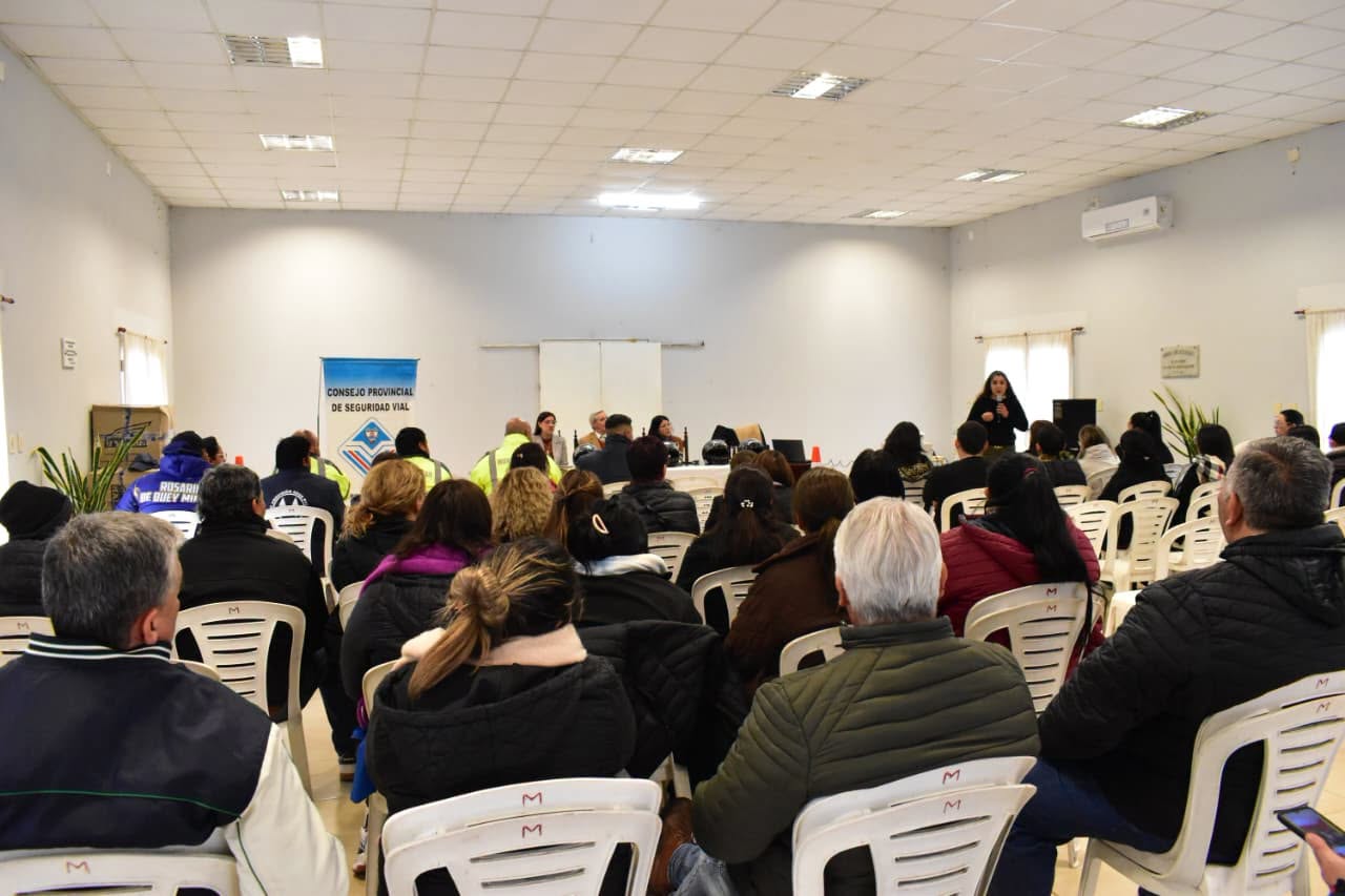 Charla sobre Seguridad Vial realizada en Fernández Charla sobre Seguridad Vial realizada en Fernández