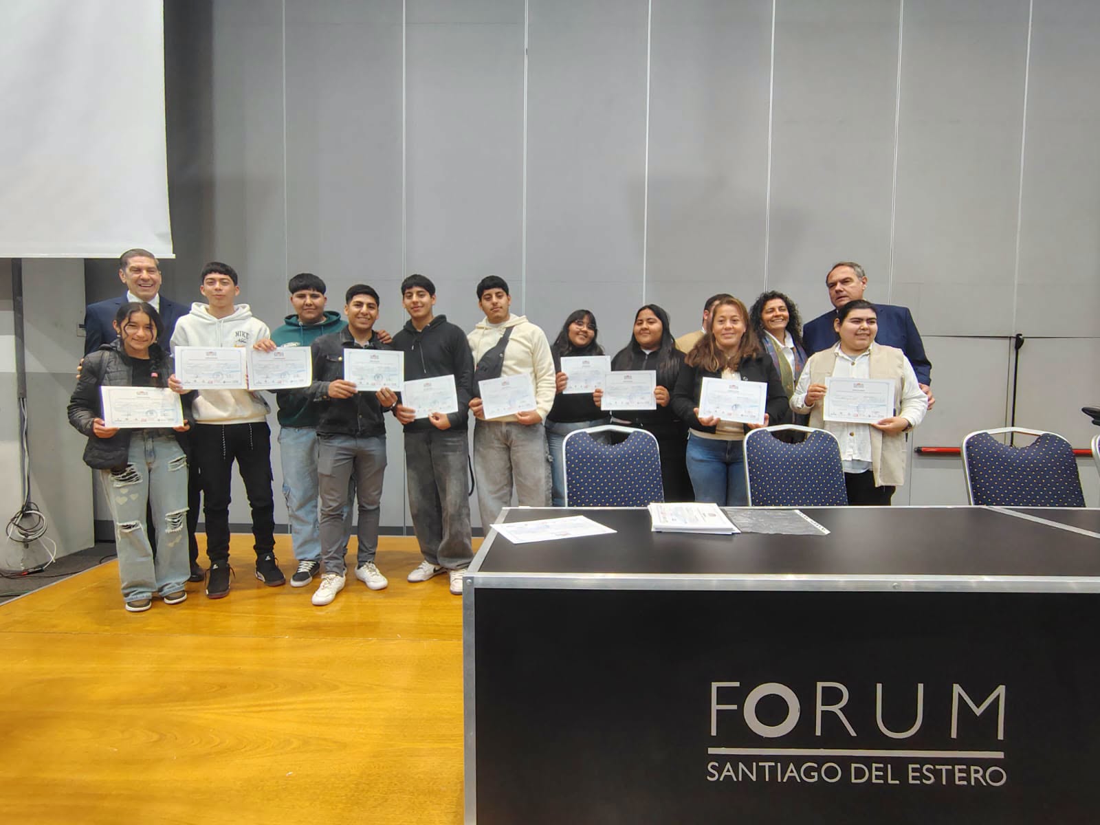 Jóvenes de Fernández recibieron sus certificados del programa «Santiago Crece con Vos» Jóvenes de Fernández recibieron sus certificados del programa «Santiago Crece con Vos»
