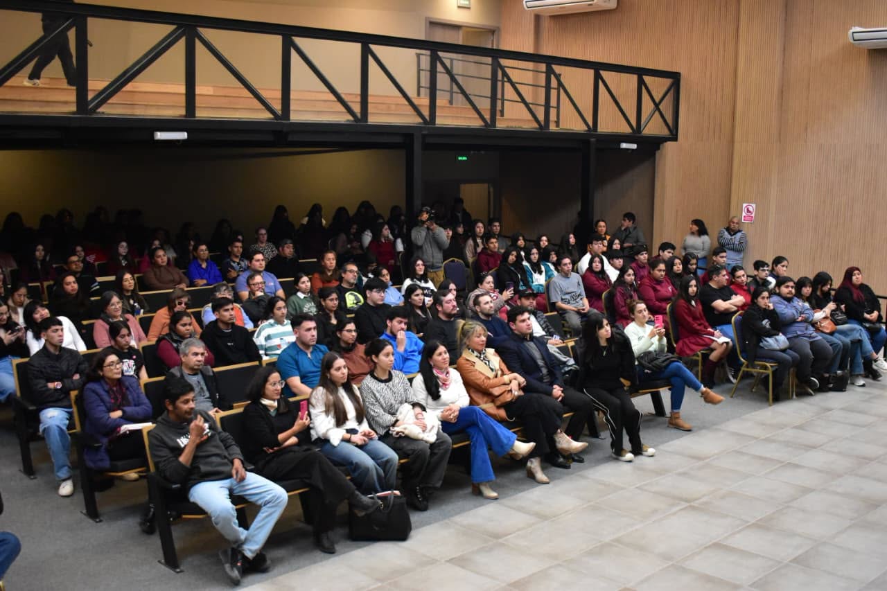 Fernández fue sede de un conversatorio sobre juventudes con la participación del filósofo Darío Z Fernández fue sede de un conversatorio sobre juventudes con la participación del filósofo Darío Z