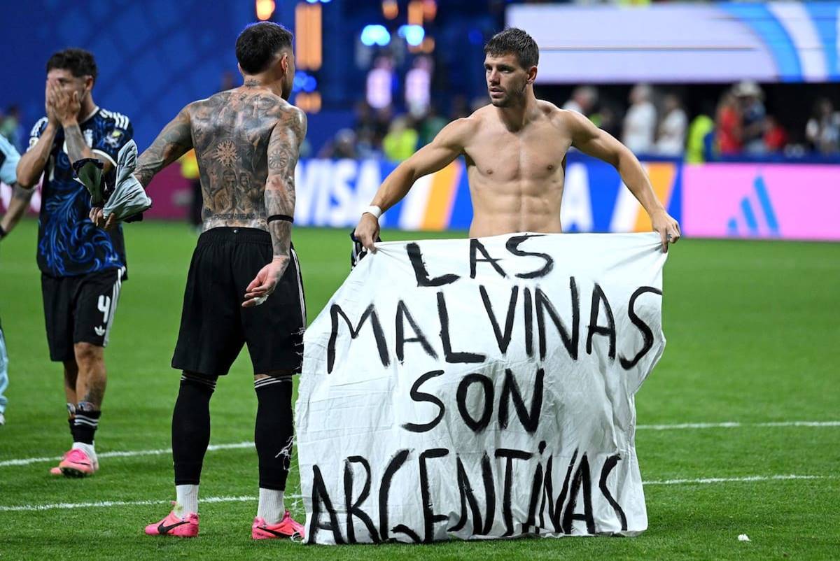 La bandera de Malvinas tras el triunfo ante Inglaterra podría derivar en una investigación de la FIFA La bandera de Malvinas tras el triunfo ante Inglaterra podría derivar en una investigación de la FIFA