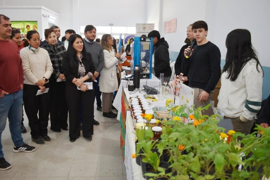 Fernández realizó la 4ª Feria de Oferta Educativa Fernández realizó la 4ª Feria de Oferta Educativa