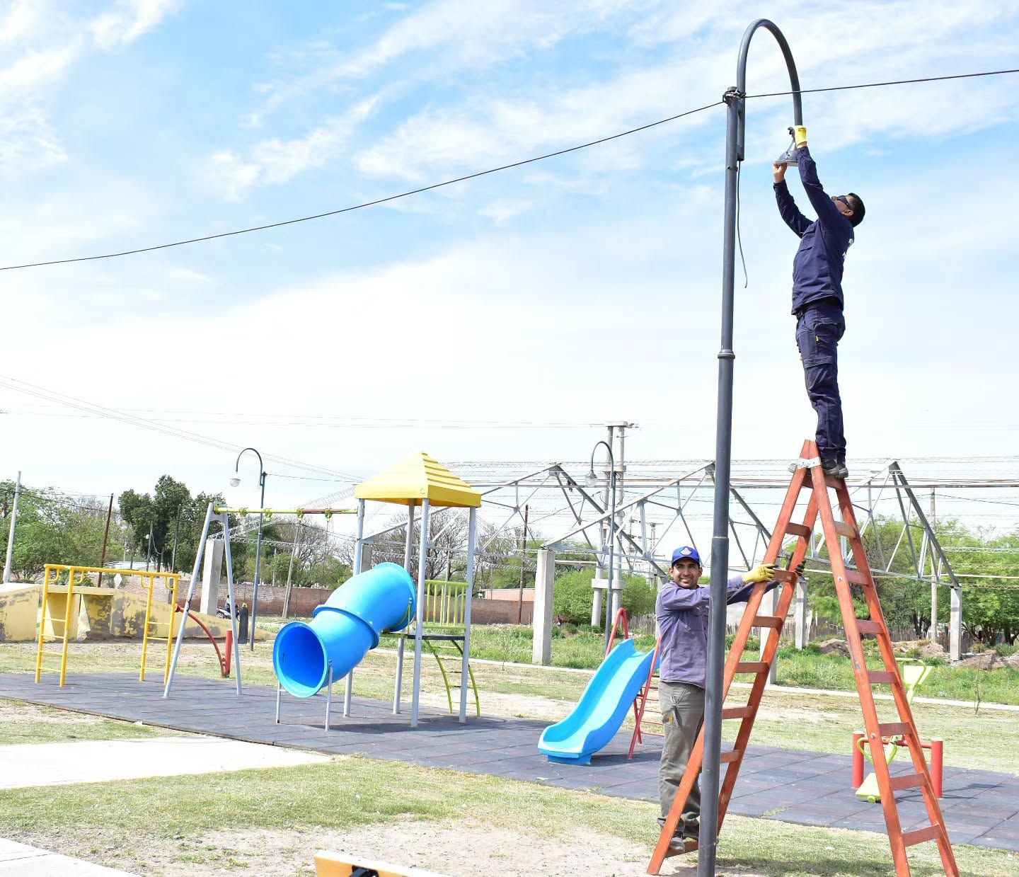 Continúan los trabajos de mantenimiento del alumbrado público en Fernández Continúan los trabajos de mantenimiento del alumbrado público en Fernández